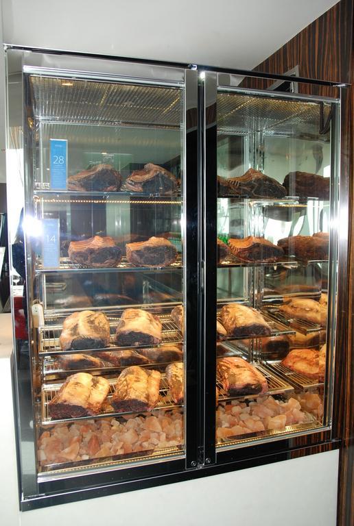 Hotel The Landis Tchaj-čung Exteriér fotografie A display of meat maturing in a dry-aging fridge