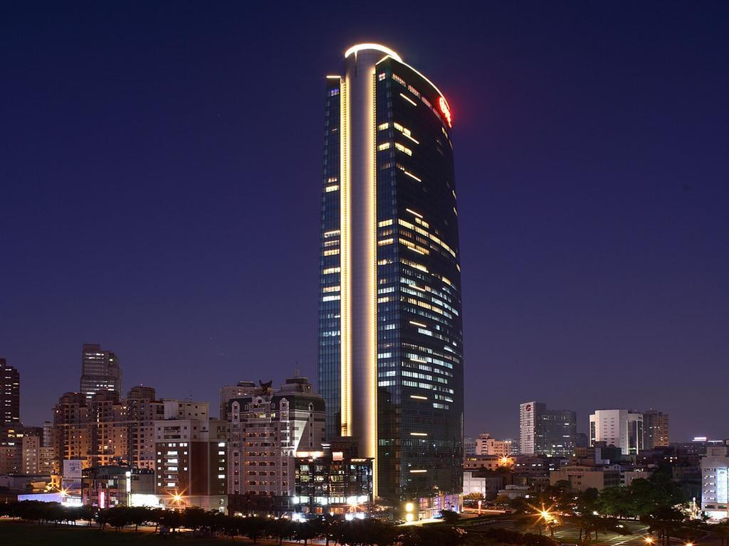 Hotel The Landis Tchaj-čung Exteriér fotografie The hotel at night